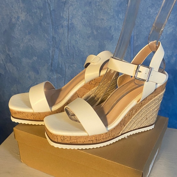 Elegant White Wedge Sandals, sz 9, 1503s002 - Picture 1 of 5
